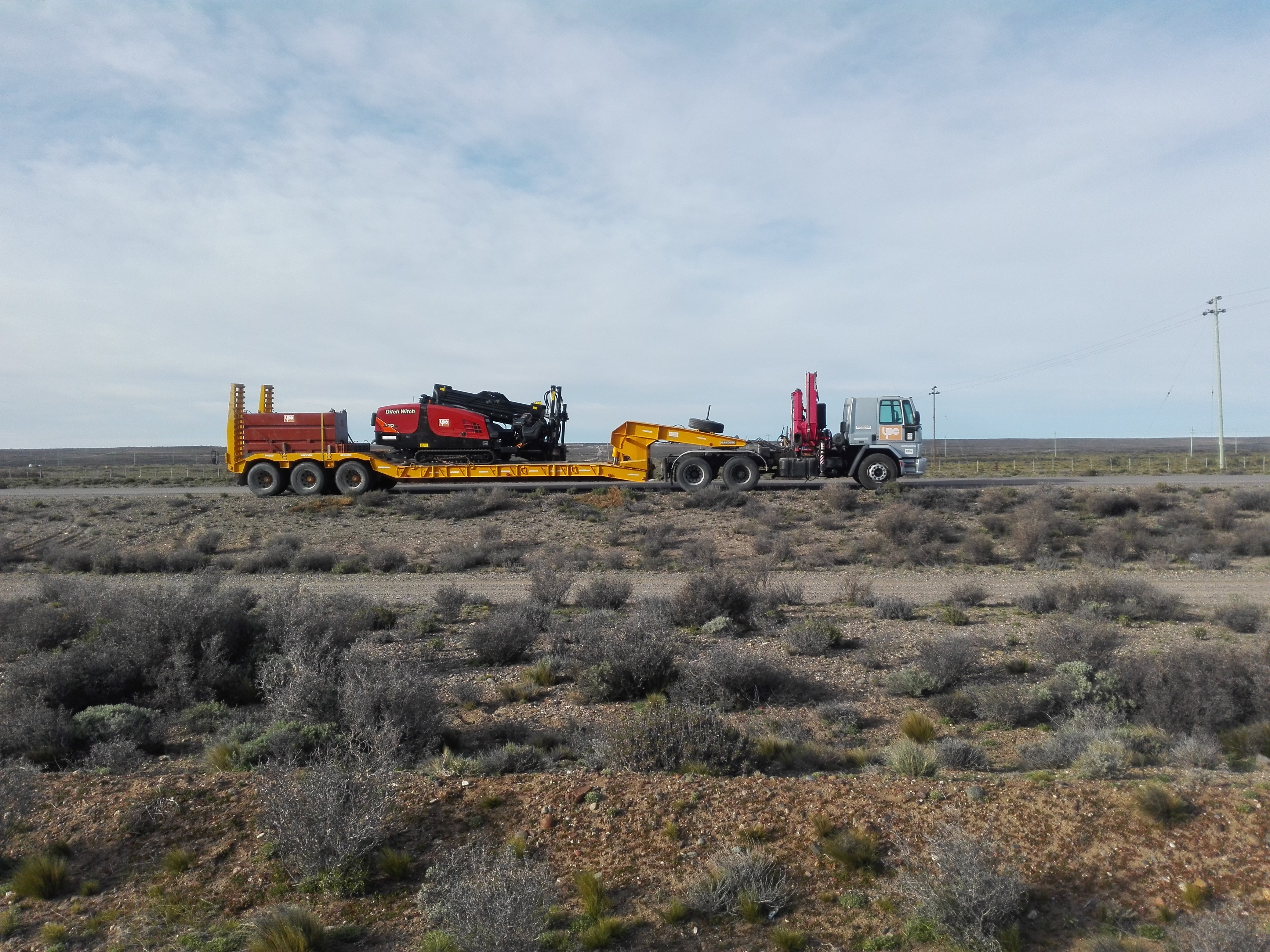Tunelera transportada en camión por ruta